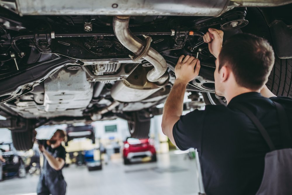 Mecânico da Britos Car inspecionando motor